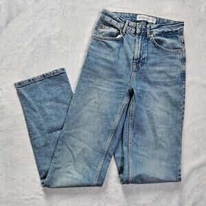 Stradivarius High Rise Mom Jeans Bootcut Leg Size 0 Medium to Light Wash